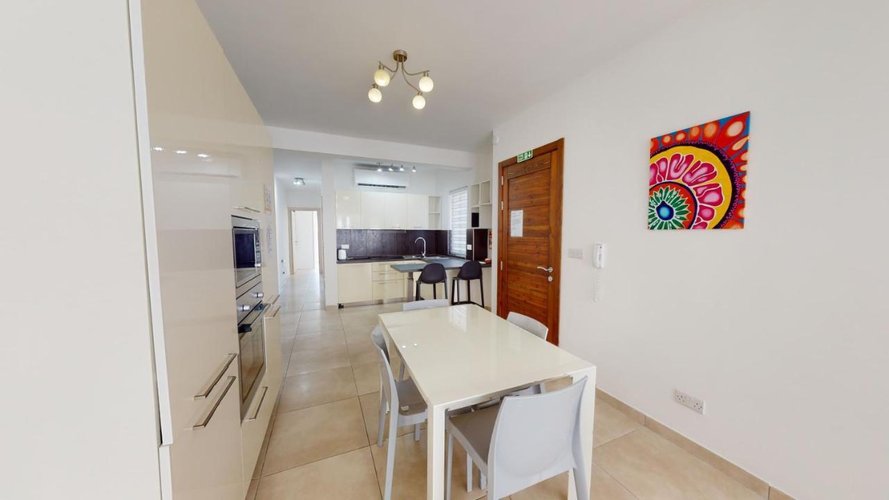Modern Apartment In グジラ エクステリア 写真