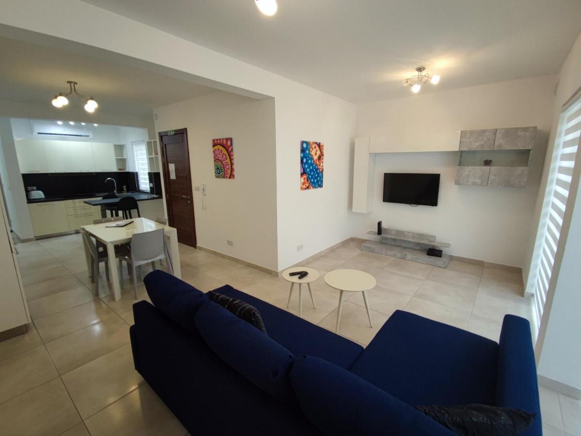 Modern Apartment In グジラ エクステリア 写真