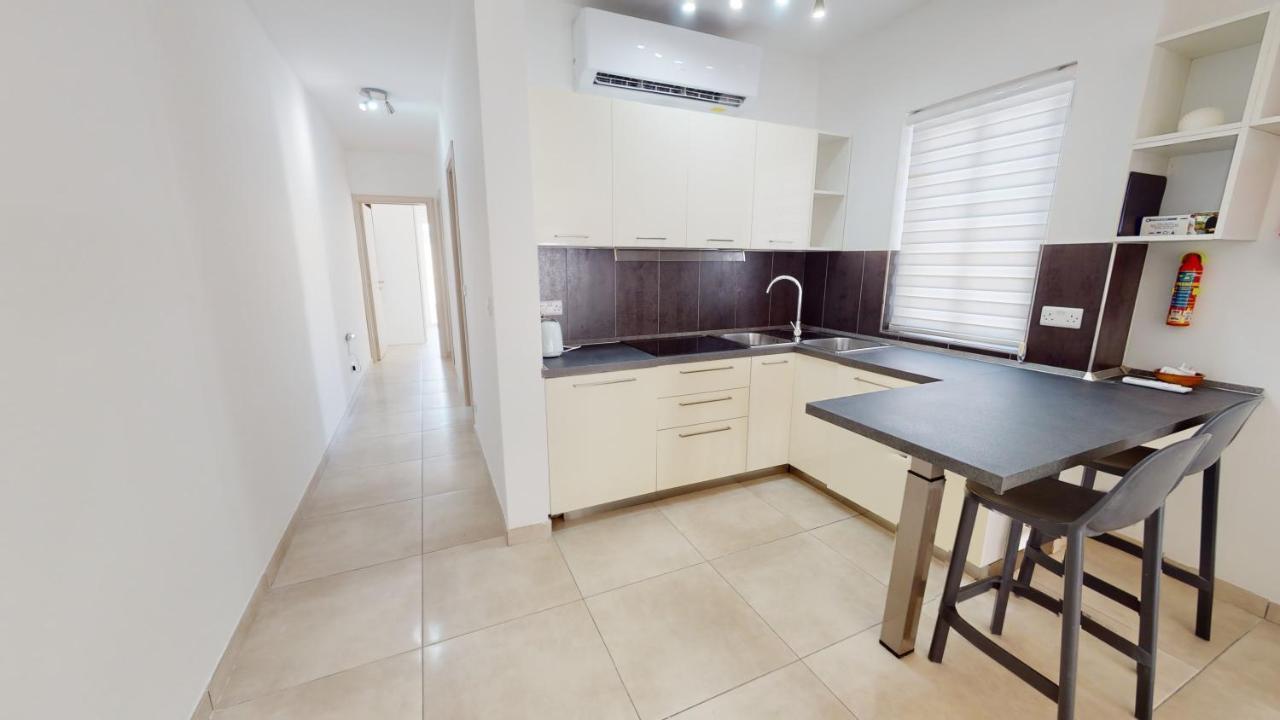Modern Apartment In グジラ エクステリア 写真