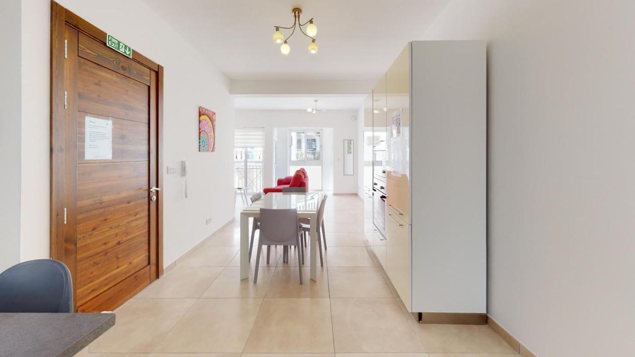 Modern Apartment In グジラ エクステリア 写真