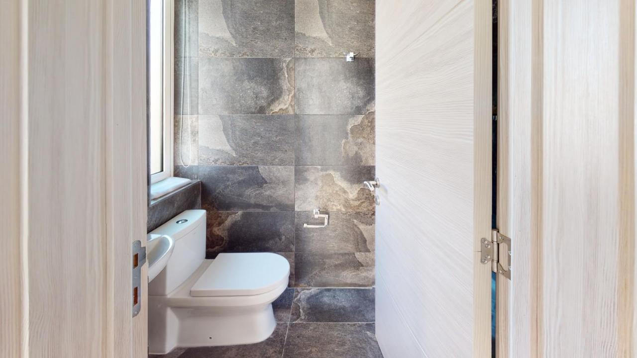 Modern Apartment In グジラ エクステリア 写真