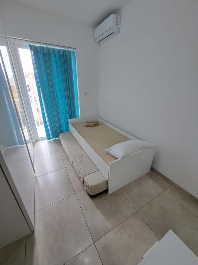 Modern Apartment In グジラ エクステリア 写真