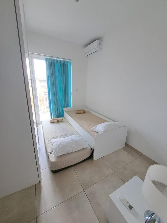 Modern Apartment In グジラ エクステリア 写真
