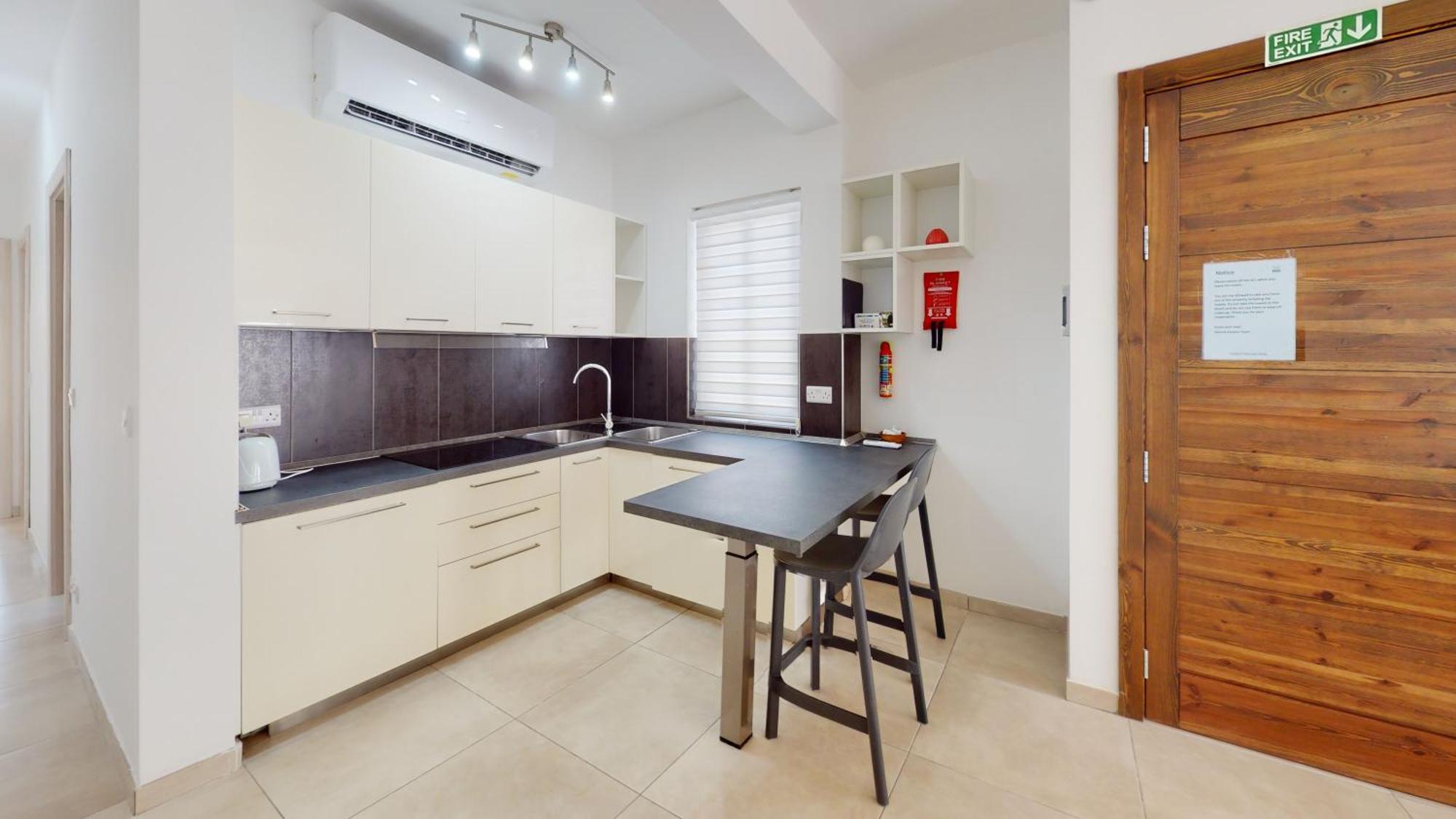 Modern Apartment In グジラ エクステリア 写真